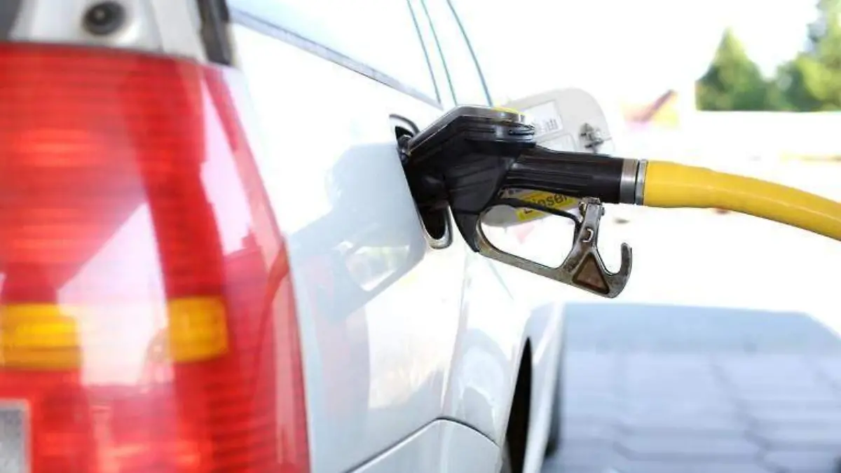 Por qué no deberías llenar el tanque de gasolina de tu auto