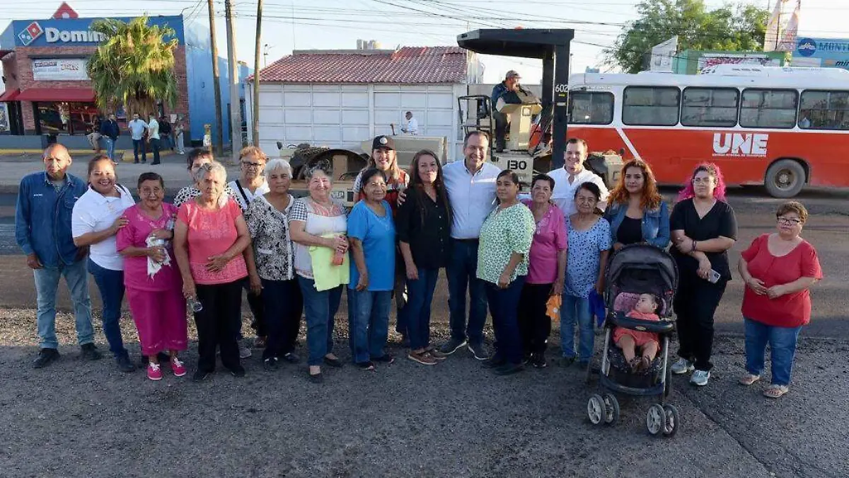 Toño Astiazarán con vecinos 