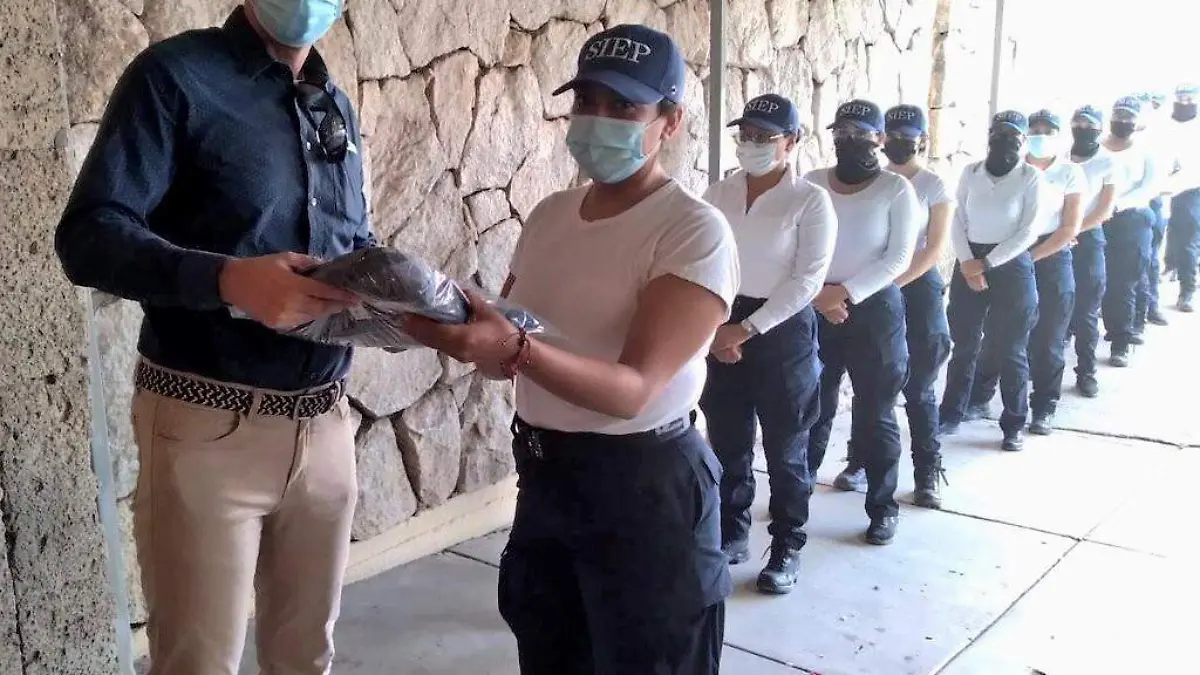 La entrega de uniformes forma parte de su plan de mejora continua