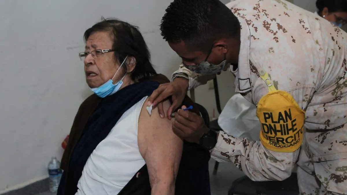 Adultos mayores van por refuerzo de vacuna (8)