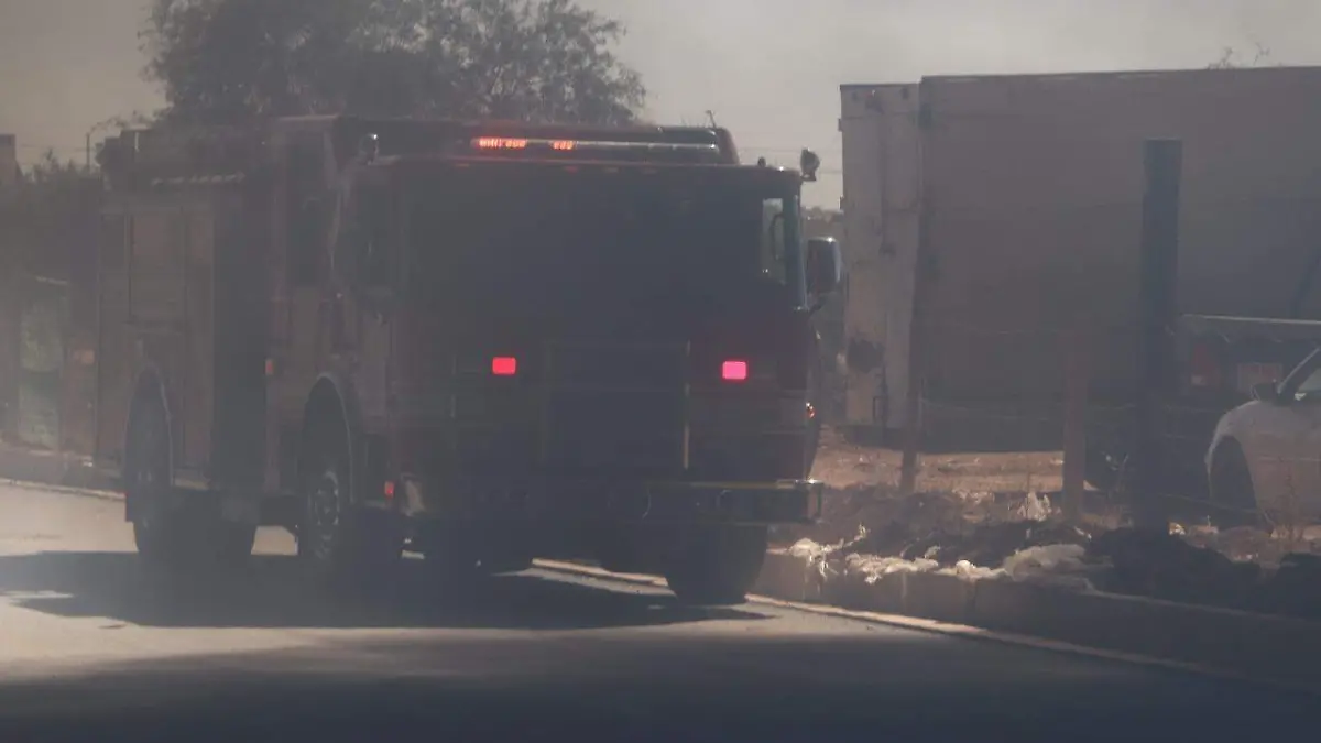 En un predio con llantas, se registra incendio al poniente de Hermosillo