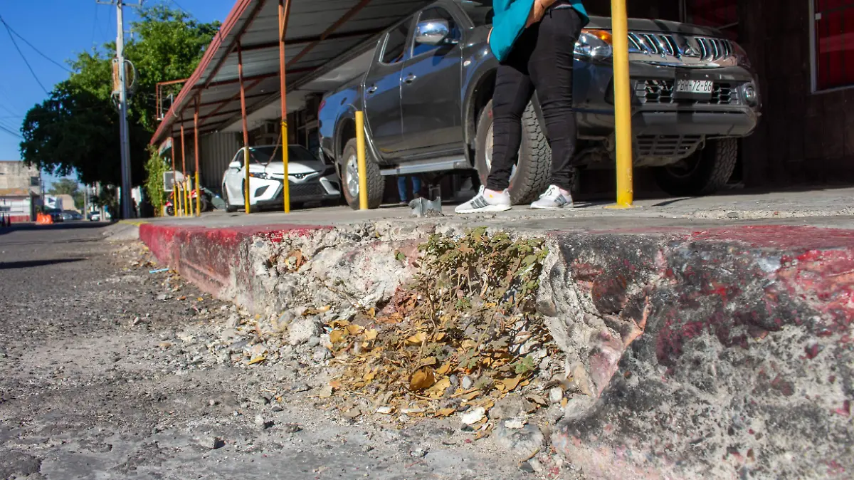 Banquetas mal estado peatones en la ciudad