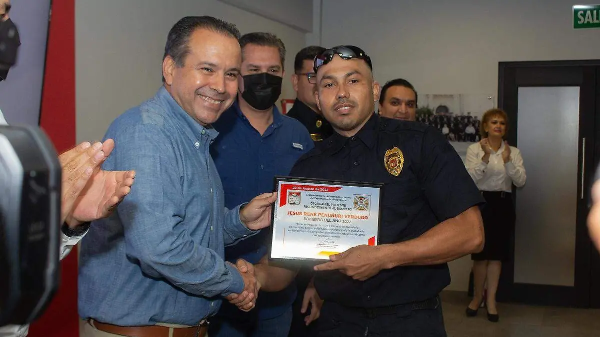 Jesús René Peñúñuri Bombero del Año con Antonio Astiazarán