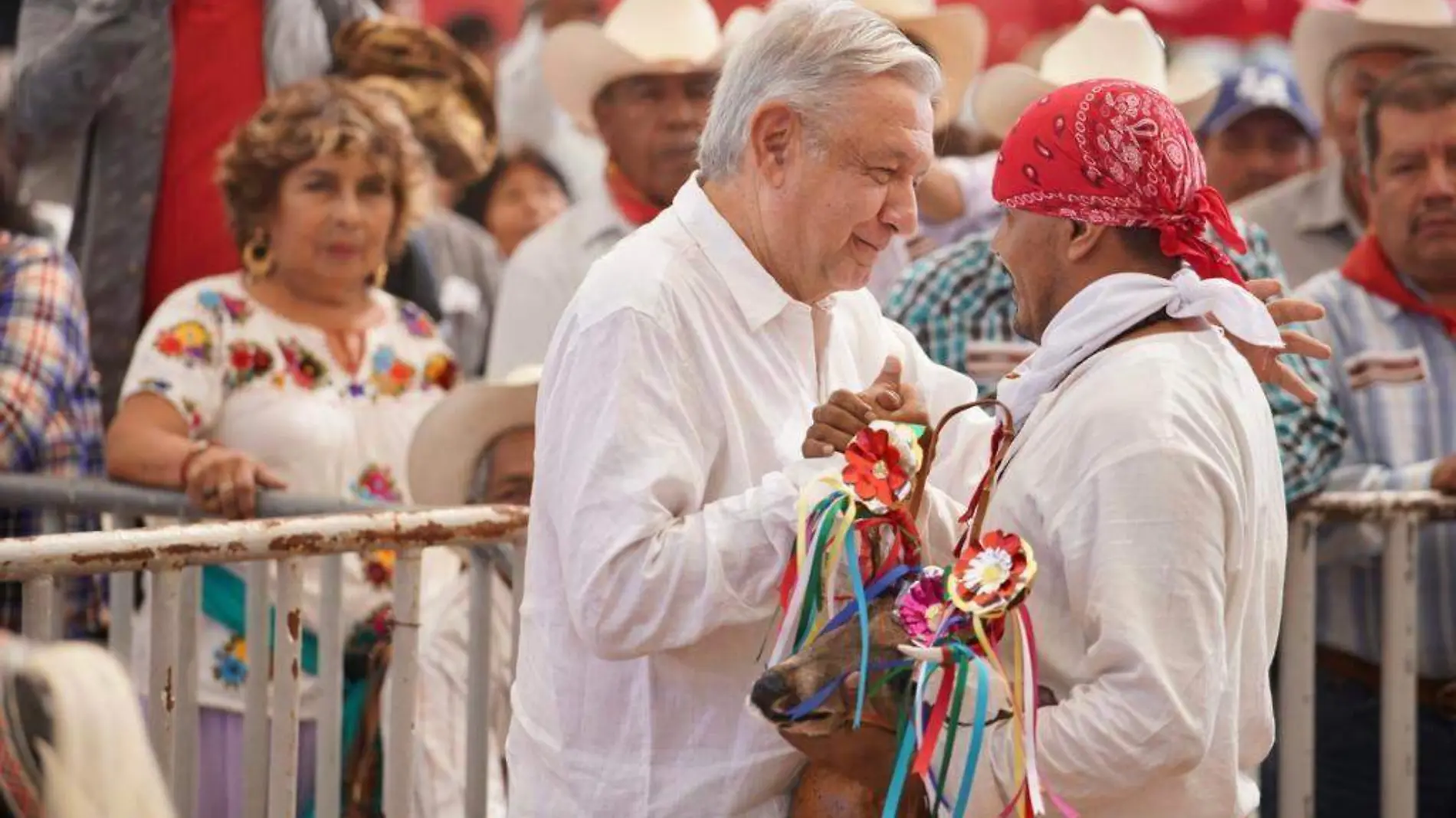 AMLO con danzante del Venado