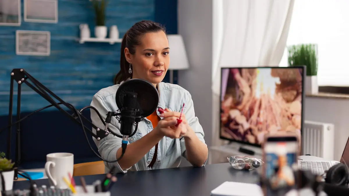 content-creator-streaming-makeup-review-for-social-media-channel-popular-influencer-recording-product-recommendation-video-with-smartphone-and-microphone-for-vlog-in-home-studio