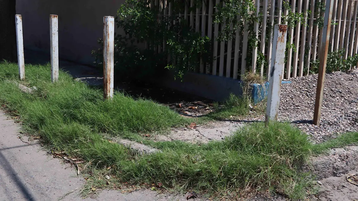 Bolardos en esquinas: ciudadanos se adaptan al riesgo de choques 