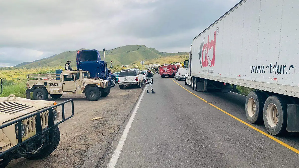 Carretera cerrada por derrame de combustible