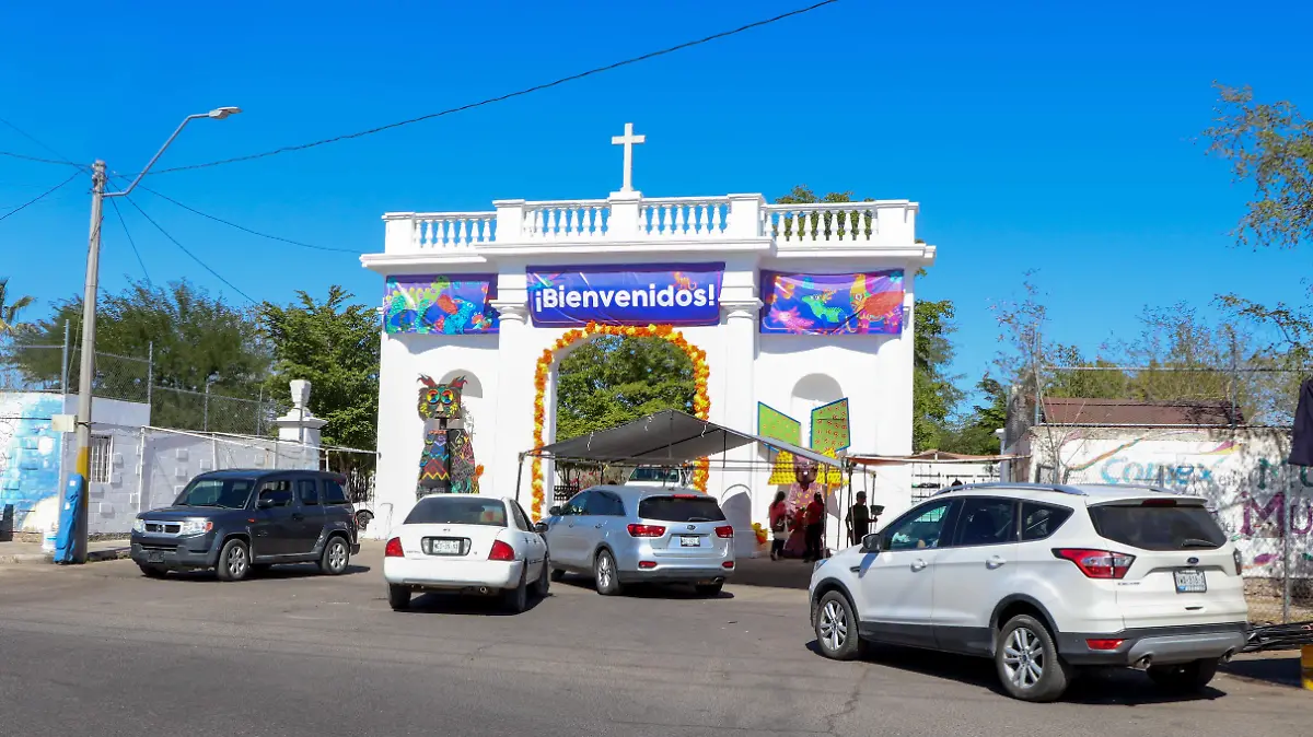 Panteón tumbas caídas y viejas