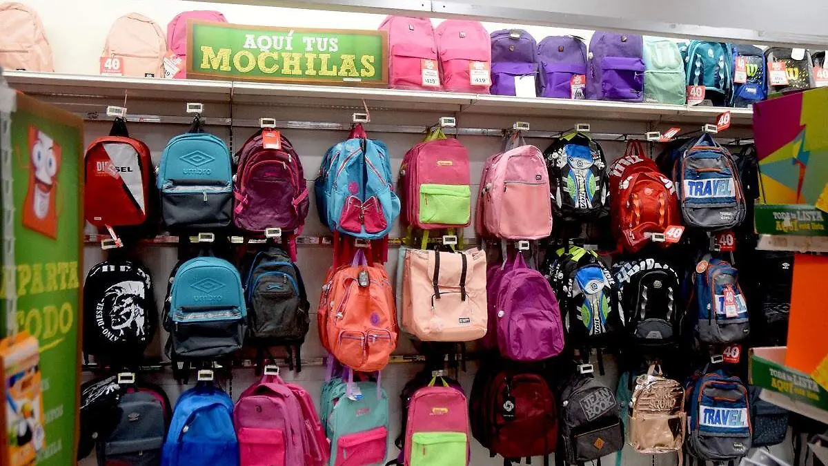 Mochilas escolares en comercios del centro