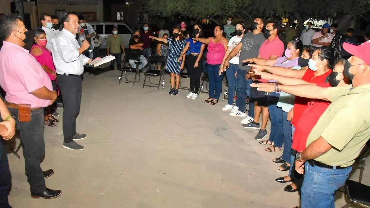Toño Astiazarán tomando protesta a los nuevos integrantes del Comité Creces