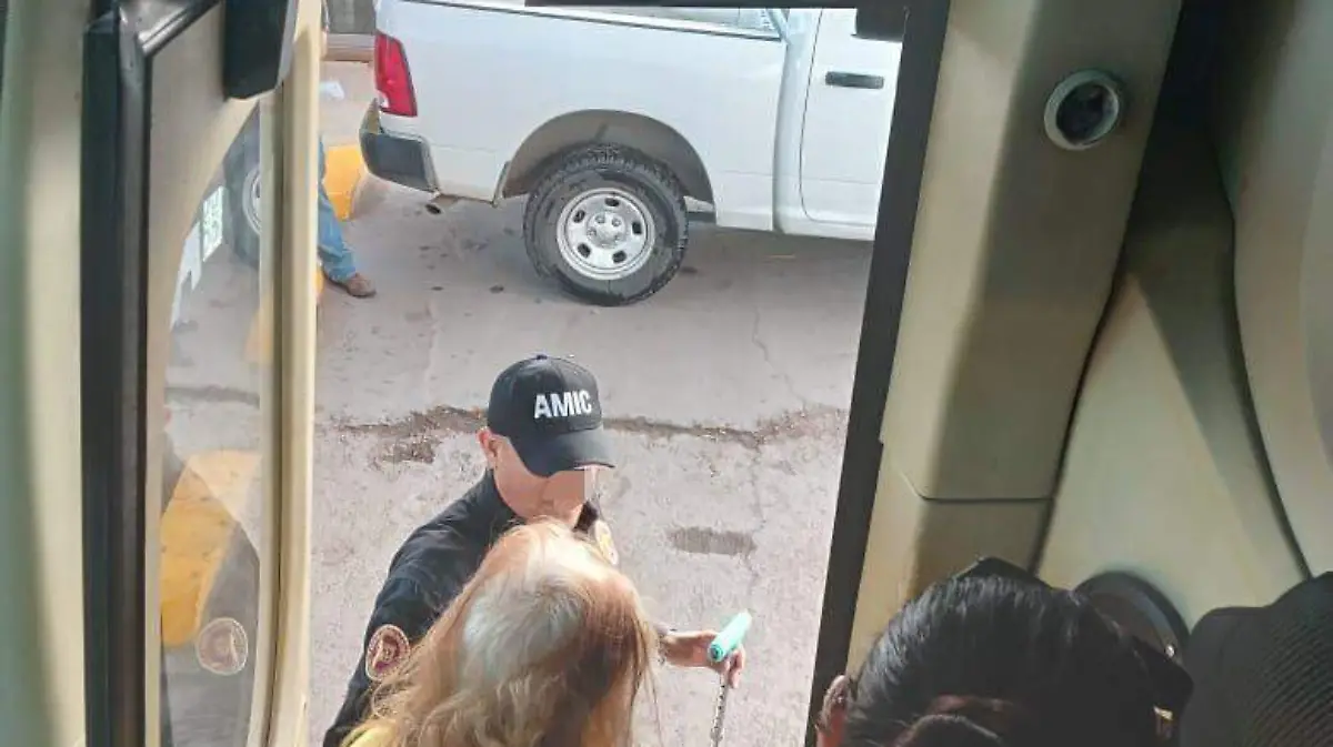 Mujer bajando del camión