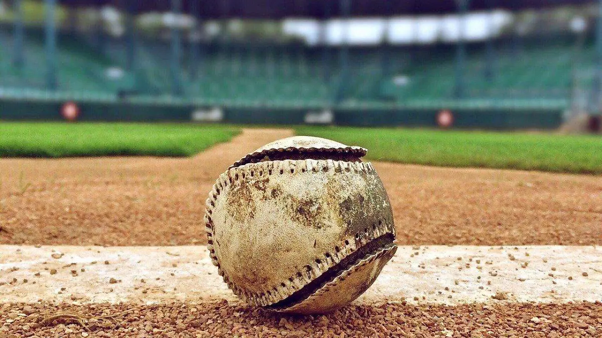 Estadio de beisbol con pelota vieja