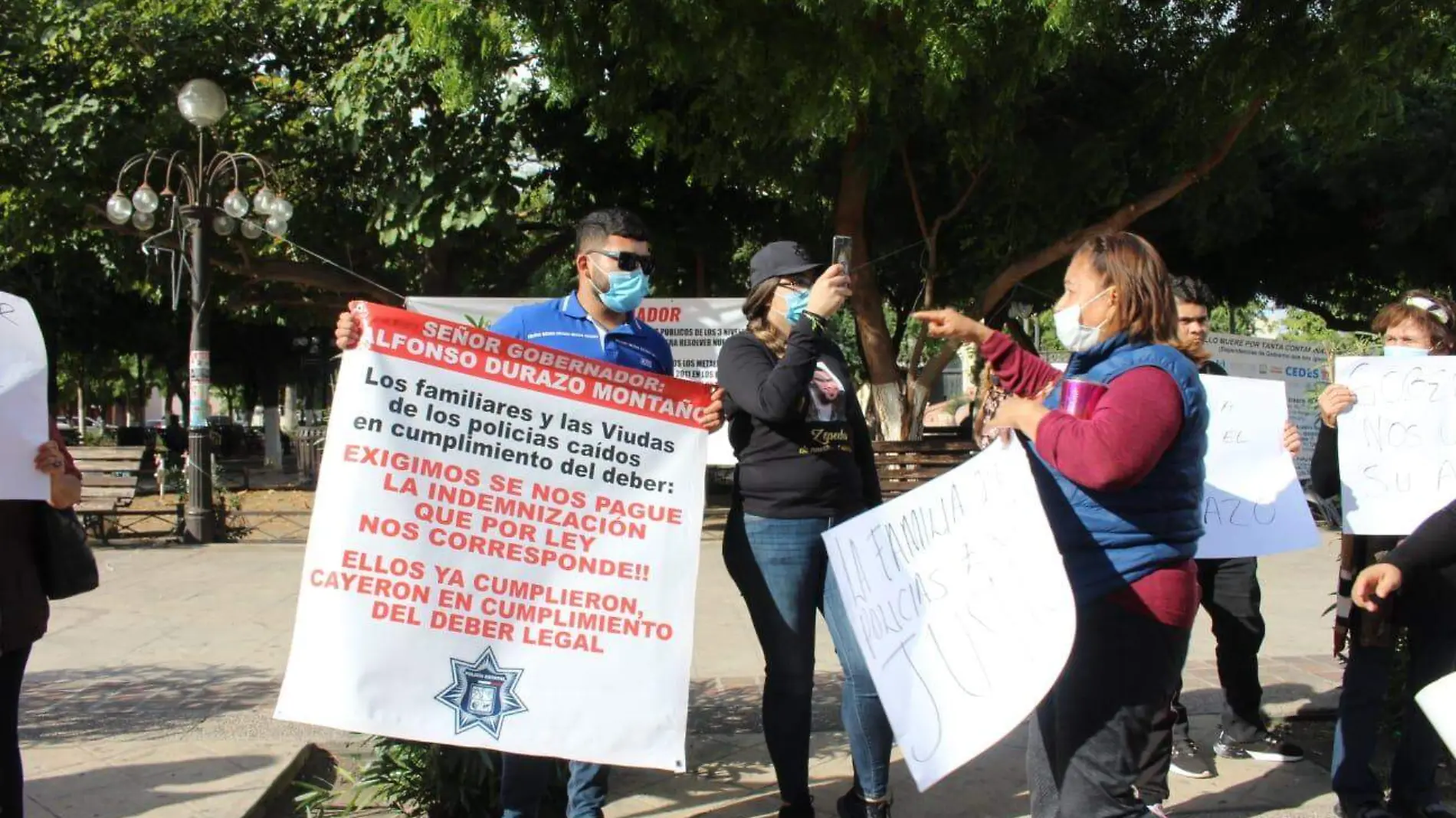 Esposas de policías caídos protestan en Palacio