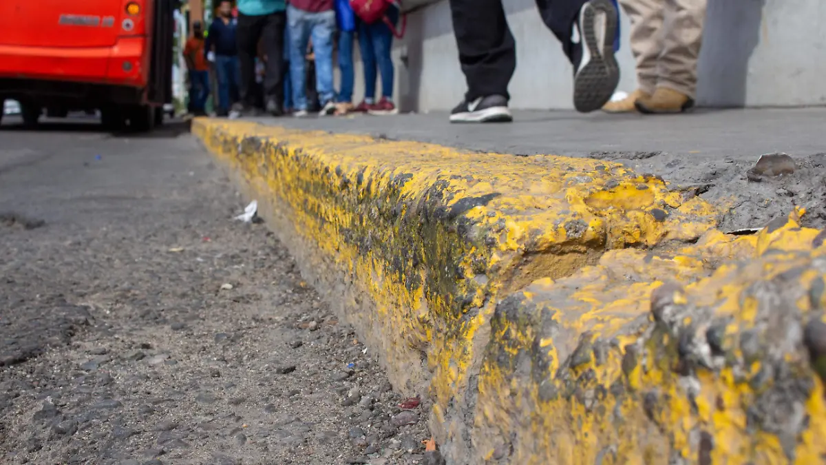 Las banquetas están en mal estado en la capital de Sonora