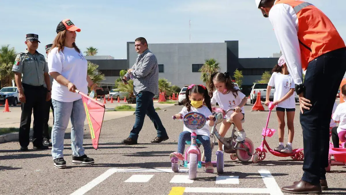 niños aprenden sobre educación vial en la SCT