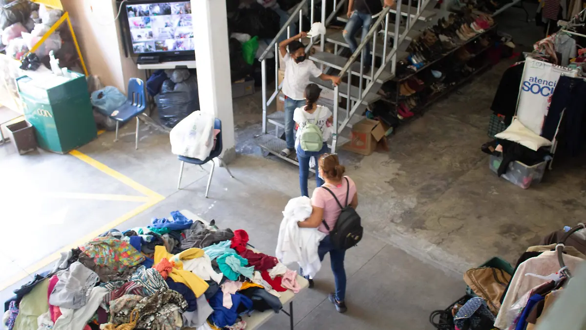 Banco de ropa ayuda a personas vulnerables