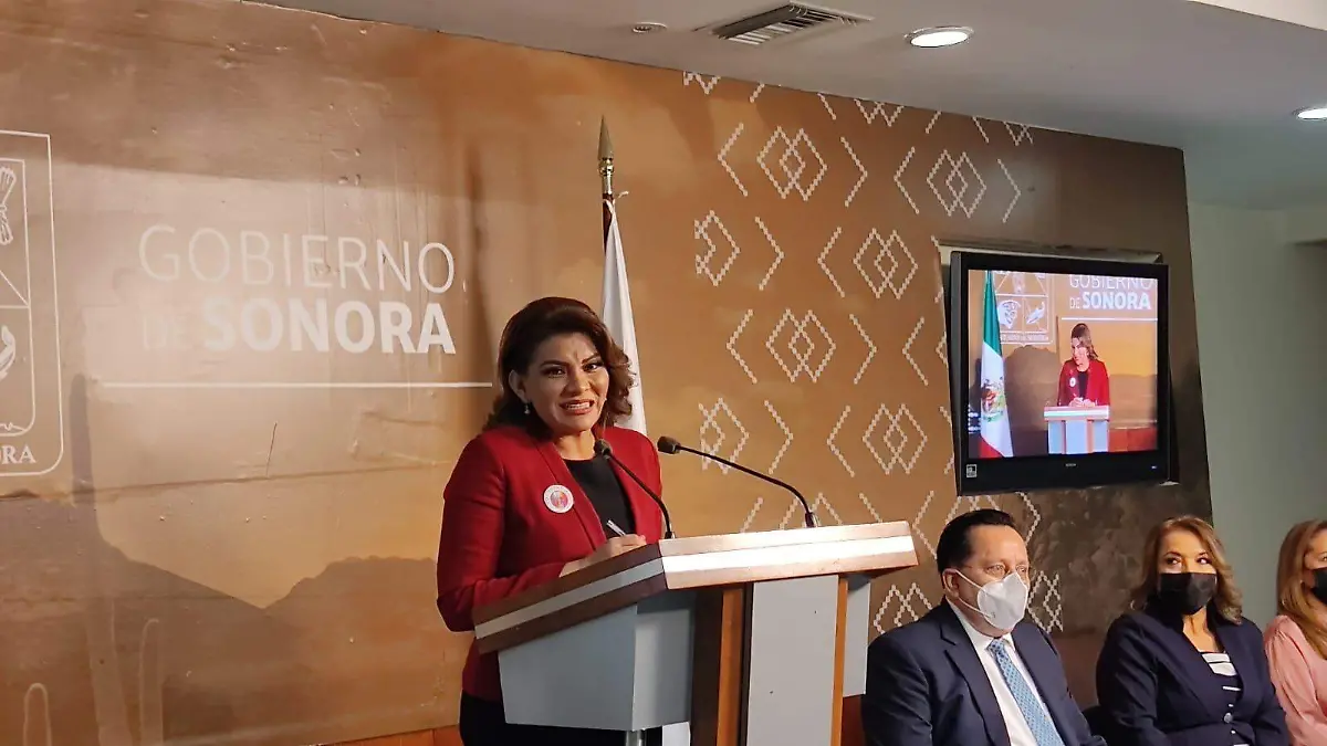 Lorenia Valles Sampedro es directora de DIF Sonora