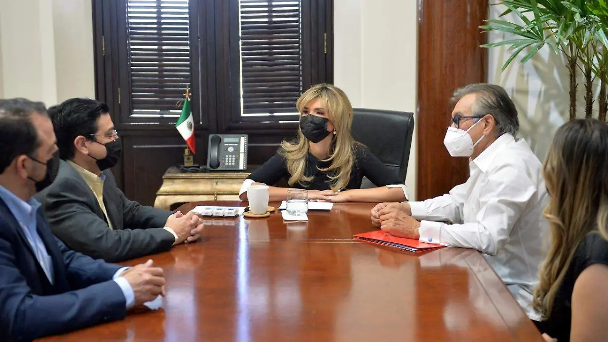 gobernadora-en-reunion-con-empresarios