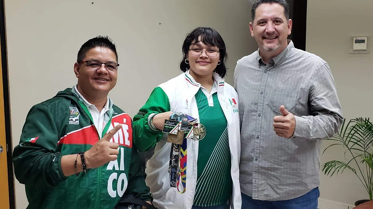 Noemí Rodríguez al lado del director de la Codeson, Erubiel Durazo, con su padre y entrenador Víctor Rodríguez                 (Cortesía Codeson)