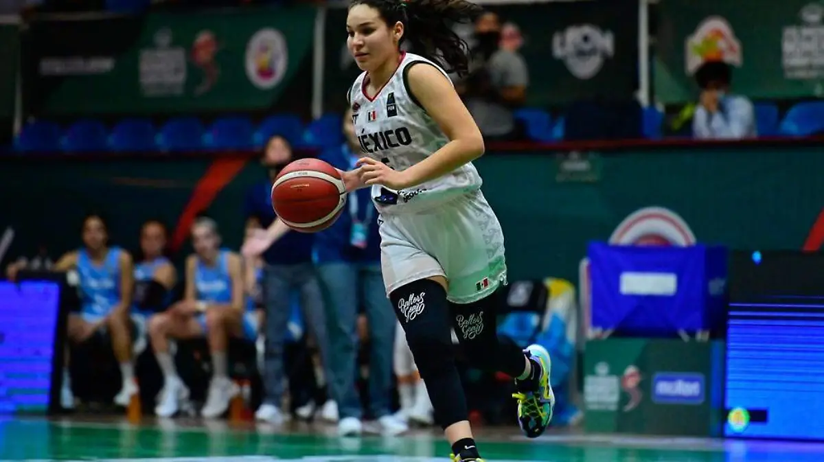 Beatriz Zazueta mueve el balon vs Argentina               (Cortesía Codeson)
