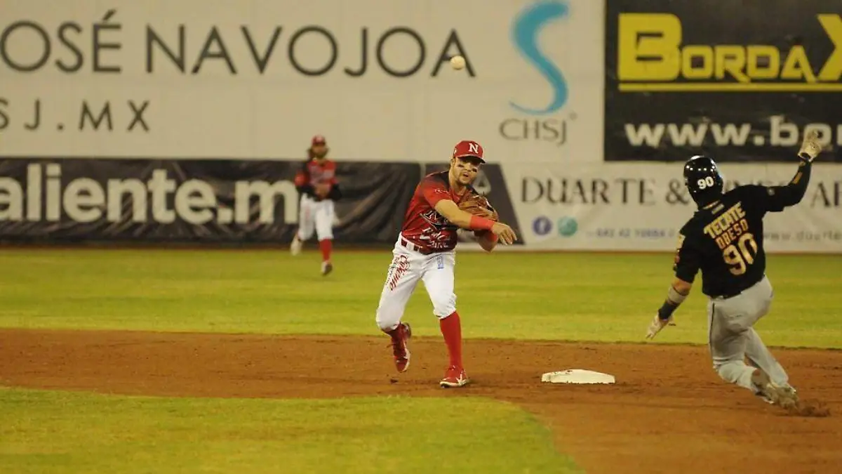 Naranjeros se mantiene en la pelea por el liderato