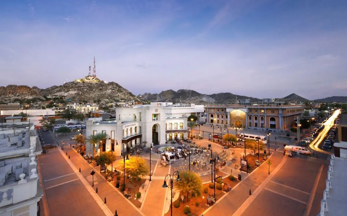 Plaza-Bicentenario-de-noche