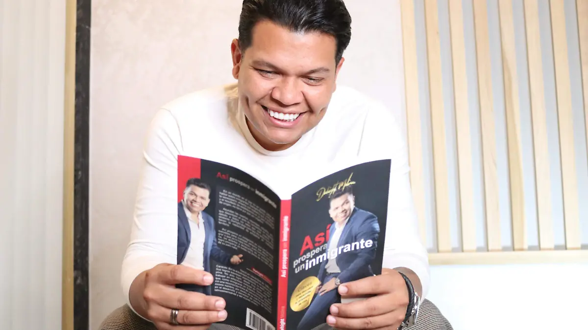 Dwhight Molina plaza su experiencia en su libro “Así prospera un migrante”