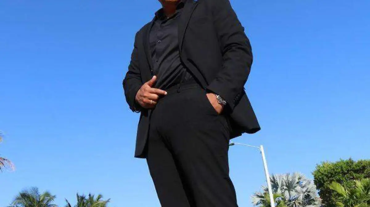 Dwhight Molina es el presentador del programa de televisión “Bienvenido América”