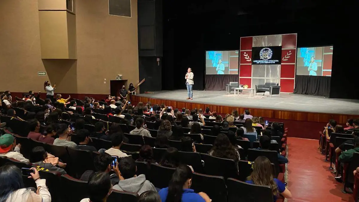 Jordi Rosado impartió charla a jóvenes hermosillenses