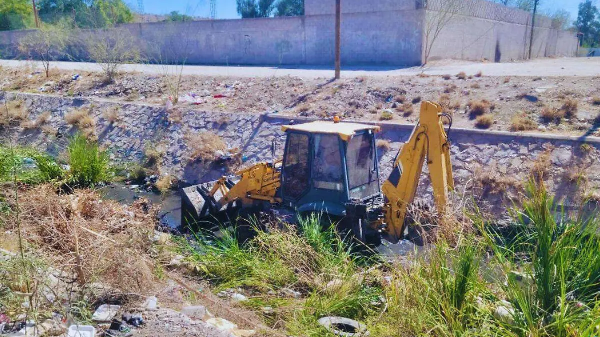 Limpieza en canal del Ranchito