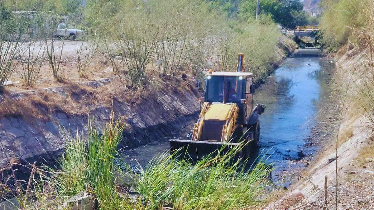 Limpieza en canal del Ranchito