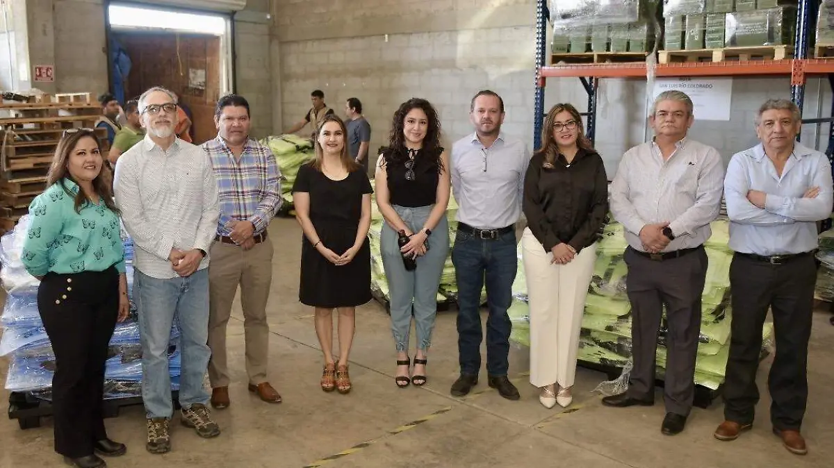Nery Ruiz Arvizu, en compañía de los consejeros
