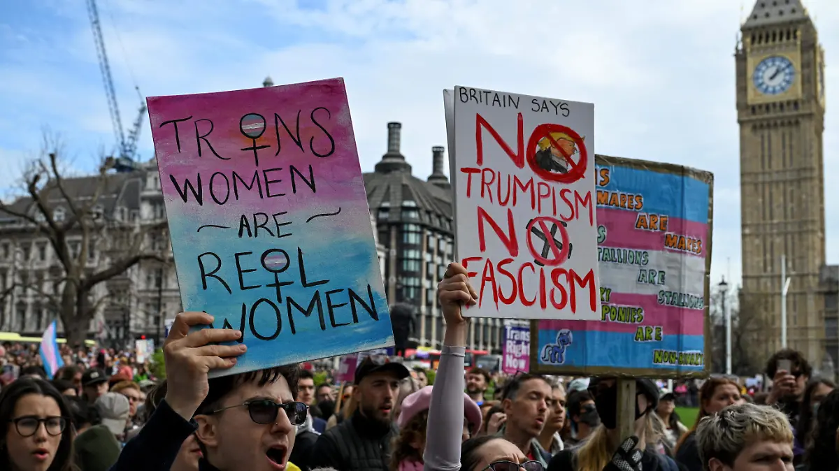 2025-04-19T123346Z_652273954_RC201EAEFEG4_RTRMADP_3_BRITAIN-PROTEST-TRANSGENDER