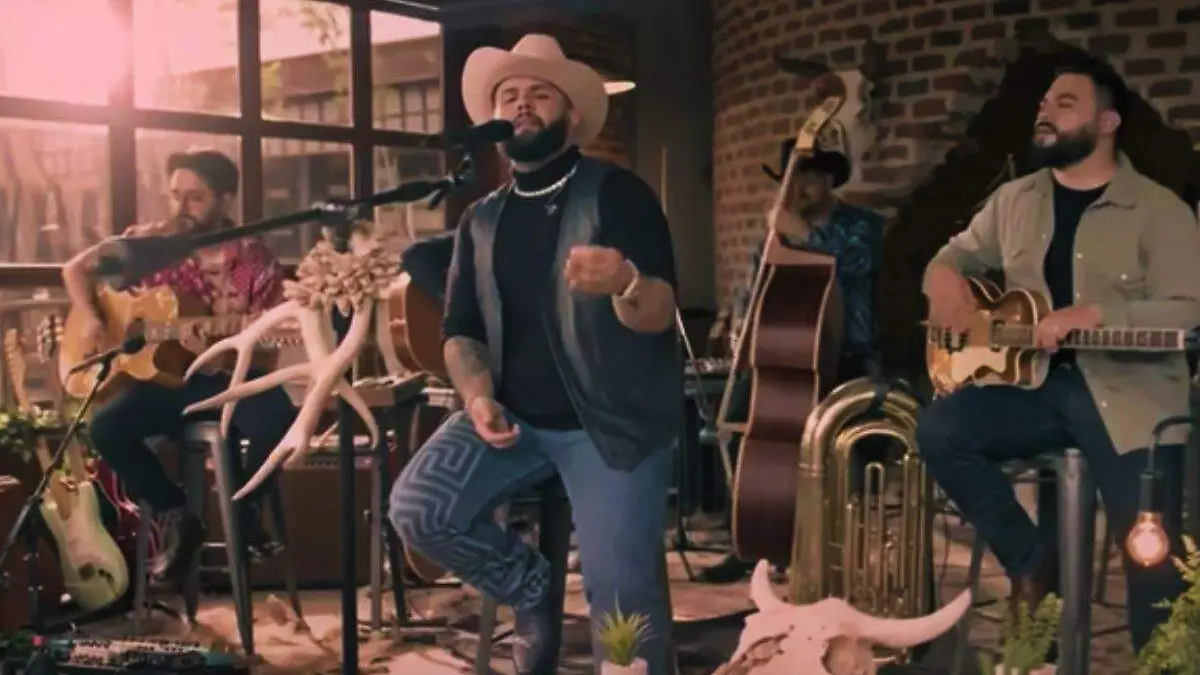 Carín León en los Tiny Desk