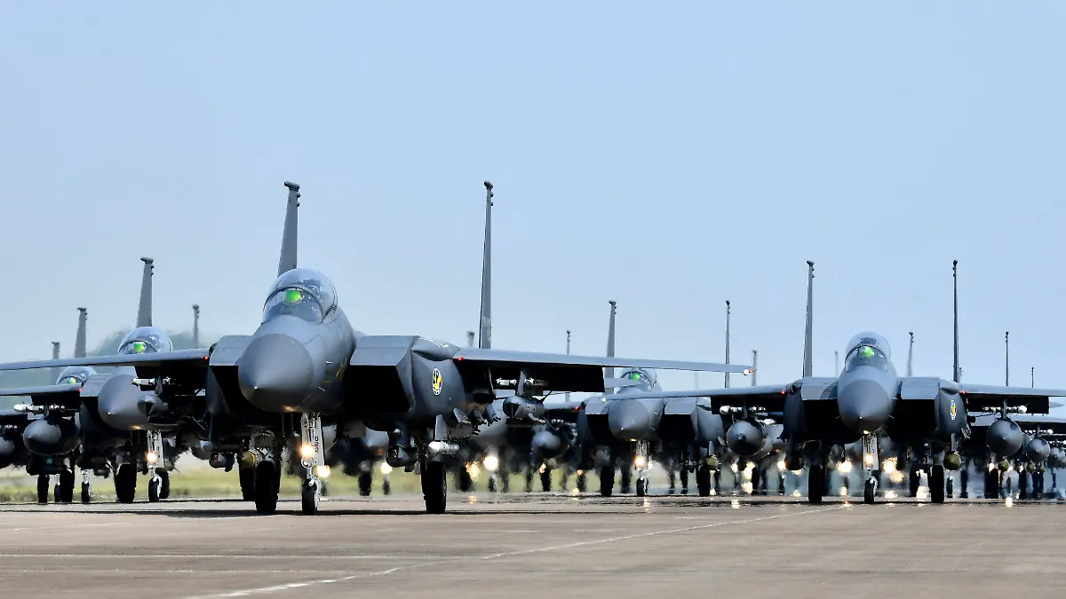 China y Corea del Norte realizan ejercicios militares tras gira de Biden por Asia (1)
