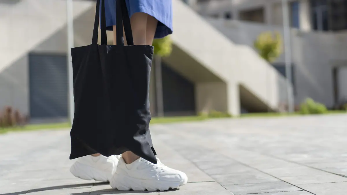 mujer-de-compras-con-bolso-de-tela