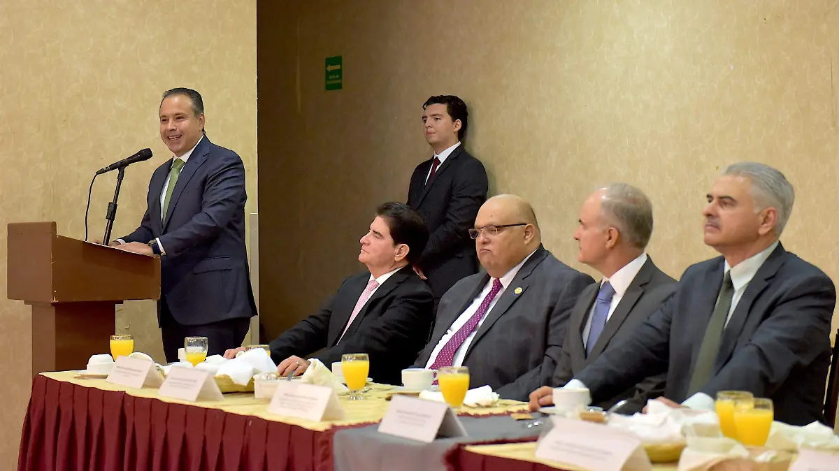 ALCALDE ANTONIO ASTIAZARAN CON BARRA DE ABOGADOS  (2)