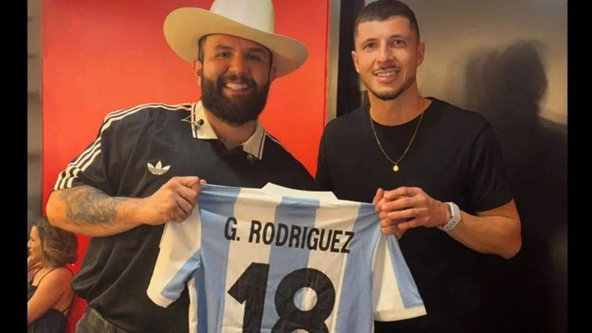 Carín León recibe camiseta de Guido Rodríguez en Londres