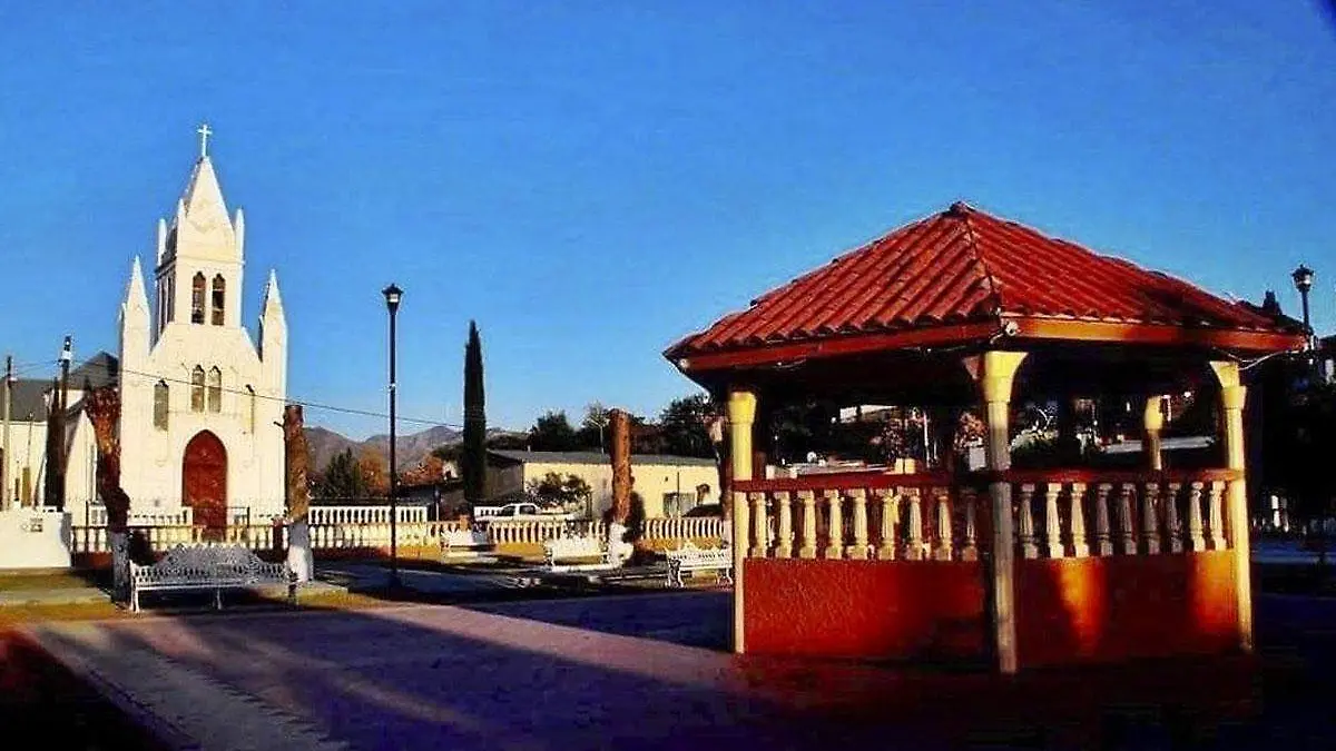 Iglesia y plaza de Bavispe