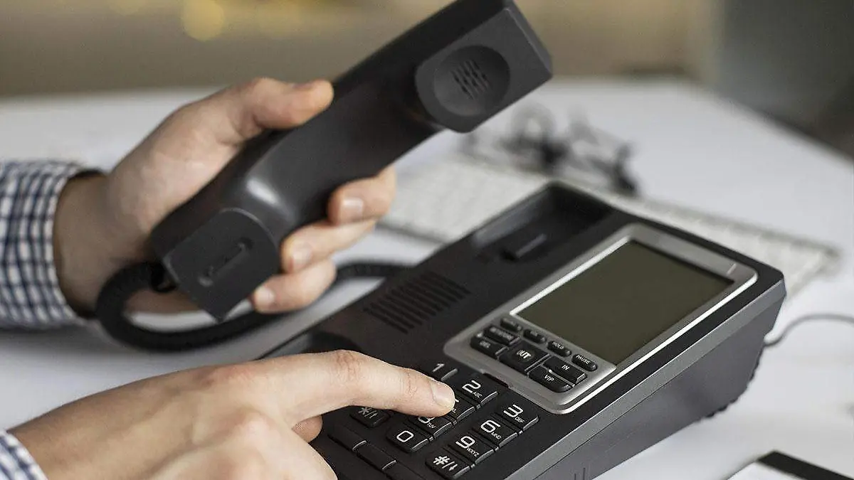 empresario-de-primer-plano-marcar-el-numero-de-telefono