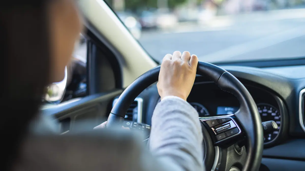 la-empresaria-conduciendo-su-coche-en-la-ciudad