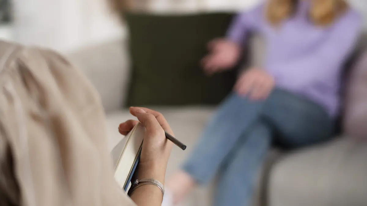 chica-joven-de-vista-lateral-hablando-con-terapeuta