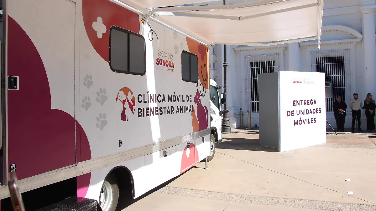 17-12-2025-Entrega de )Inoidades Mpoviels- y Clinica Movil de Bienestar Animal-Carlos Villalba (2)