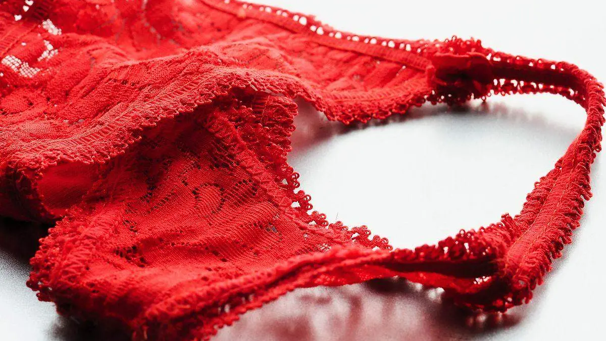 FULL SCREEN _ ROPA INTERIOR ROJA