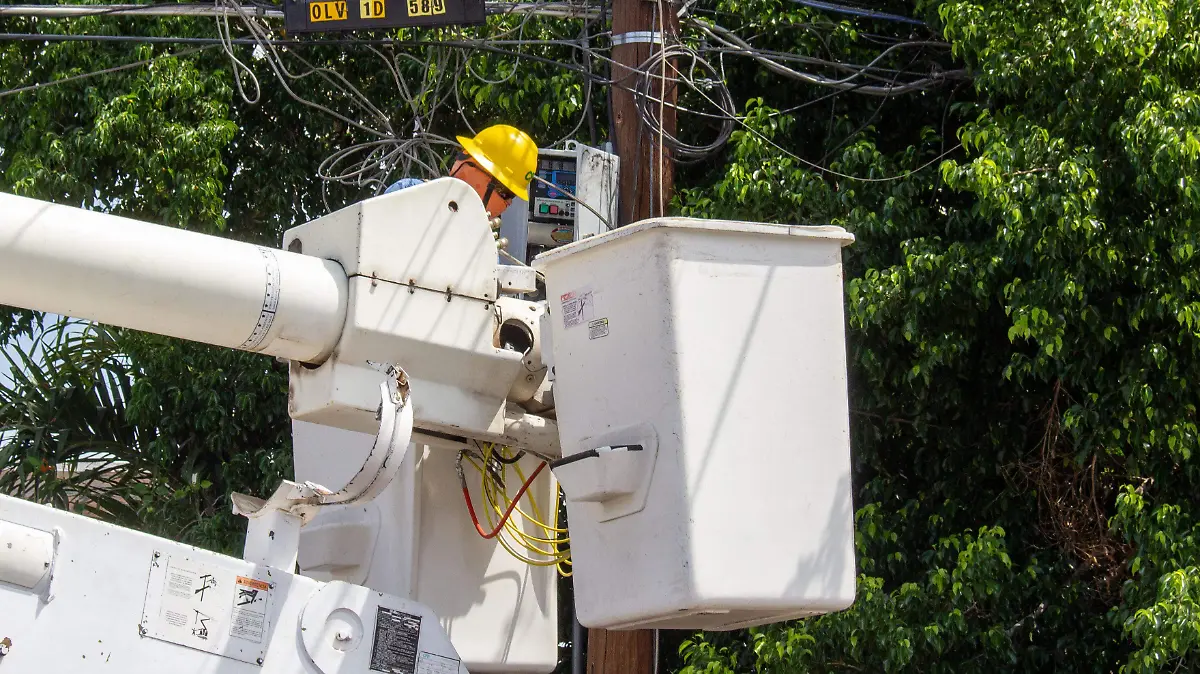 Trabajadores cableado electricidad - Mike Acosta (1)