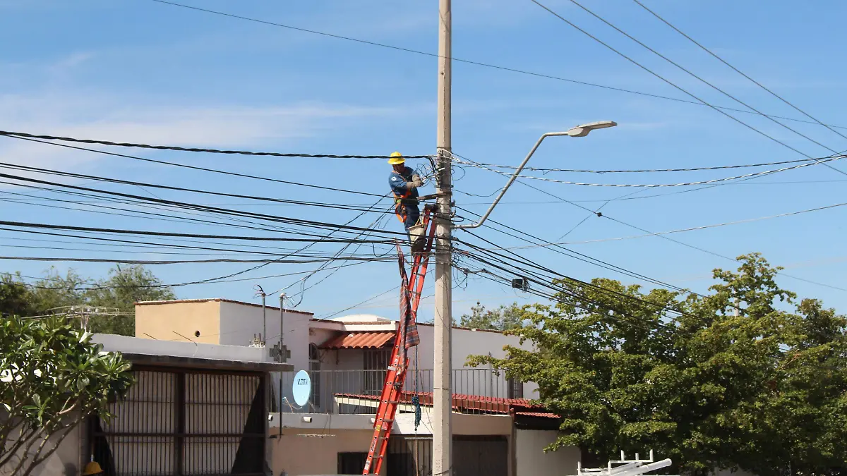 Trabajadores CFE poste luz electricidad - Mike Acosta (3)