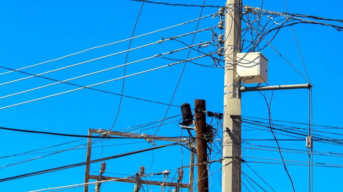 Cables electricidad poste luz - Mike Acosta
