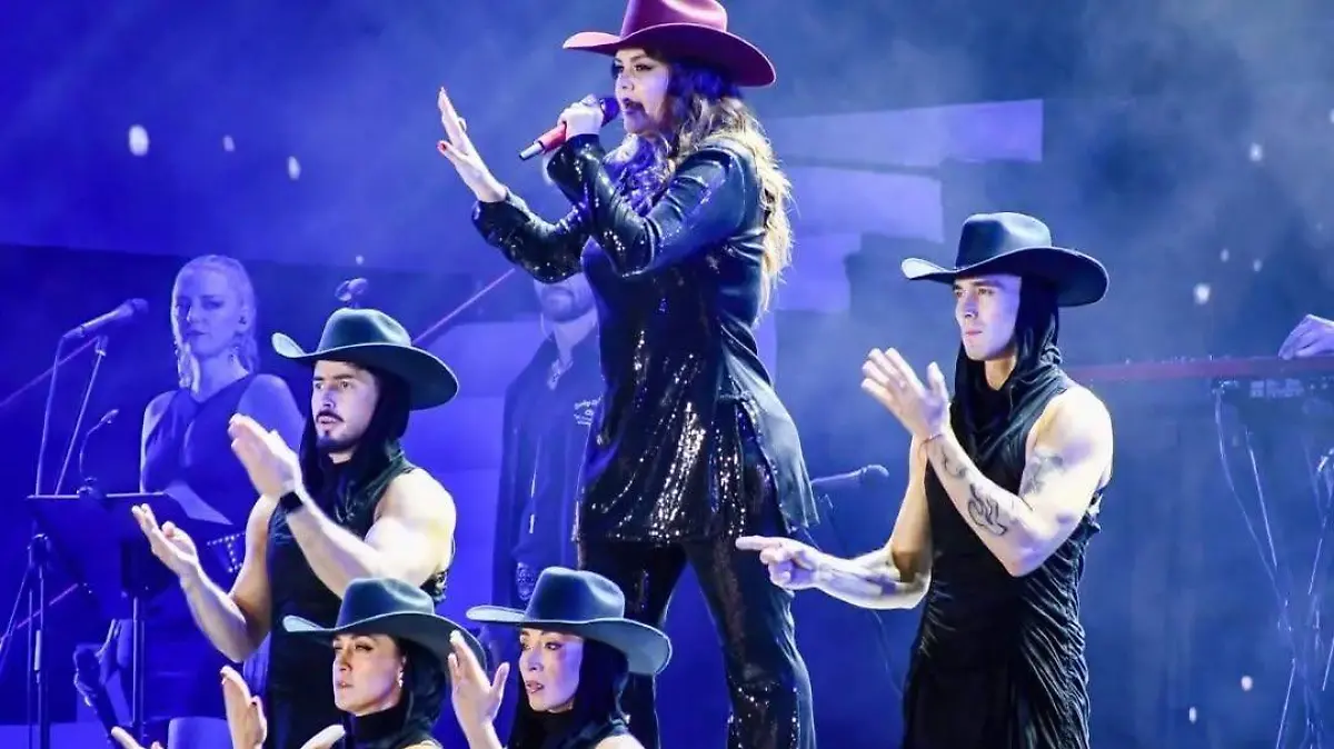 🏟 Con éxito total, Yuridia se presentó la noche de ayer en el carnaval de Mazatlan, donde según