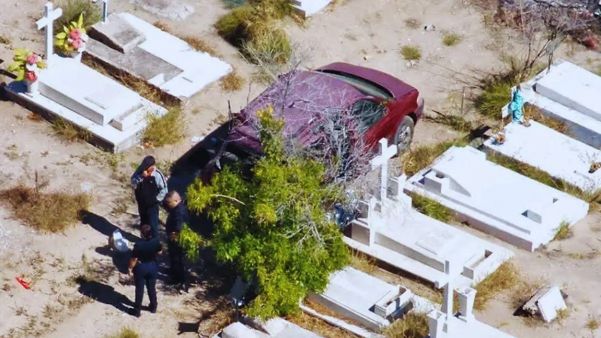 Roba carros panteón