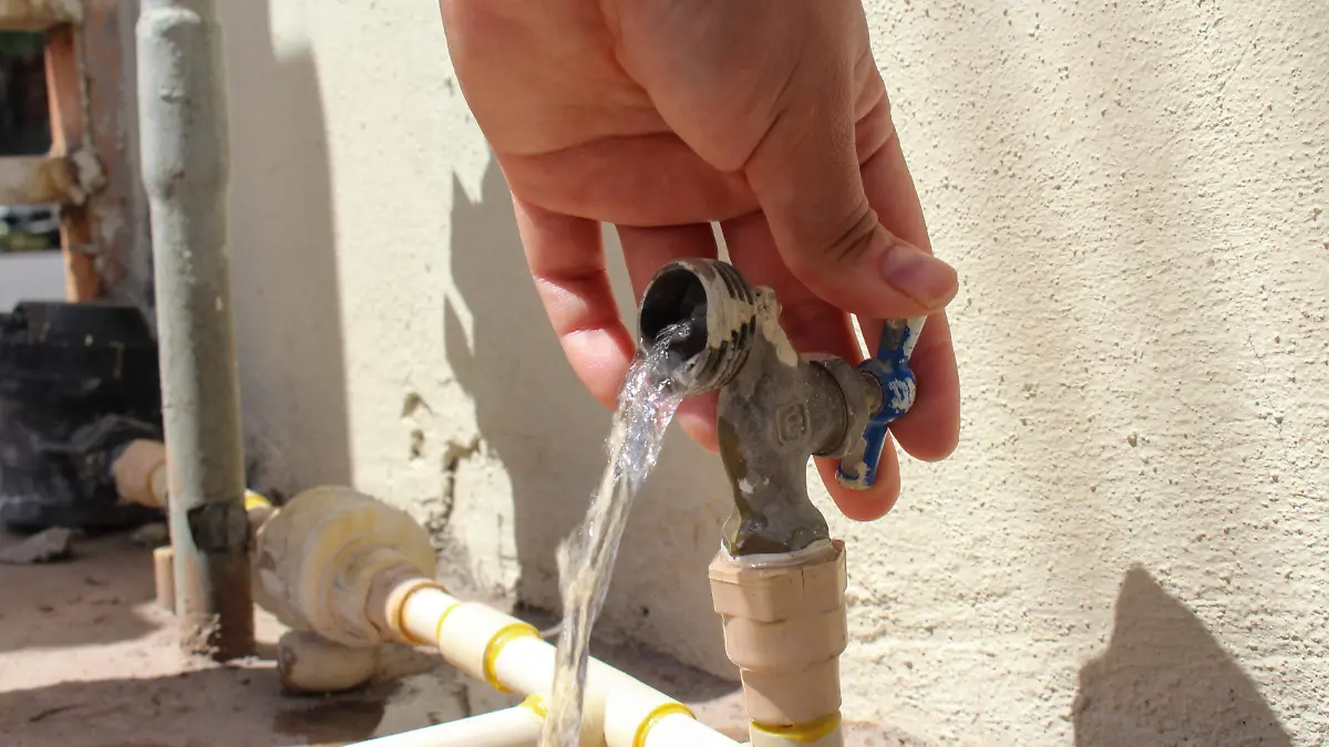 Agua potable llave de agua - Mike Acosta (6)